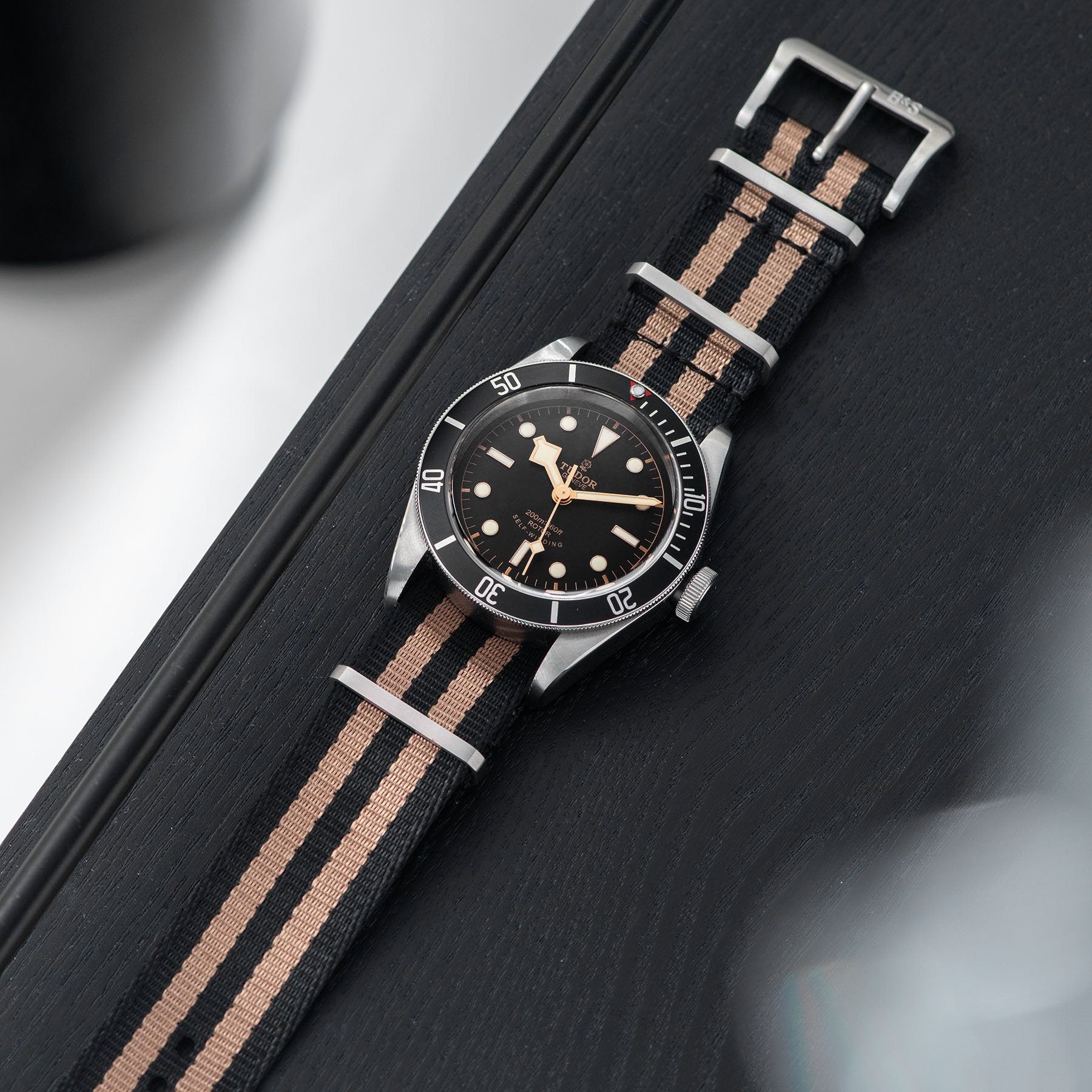 Deluxe Nylon Nato Horlogeband Zwart Brons Dubbel Gestreept