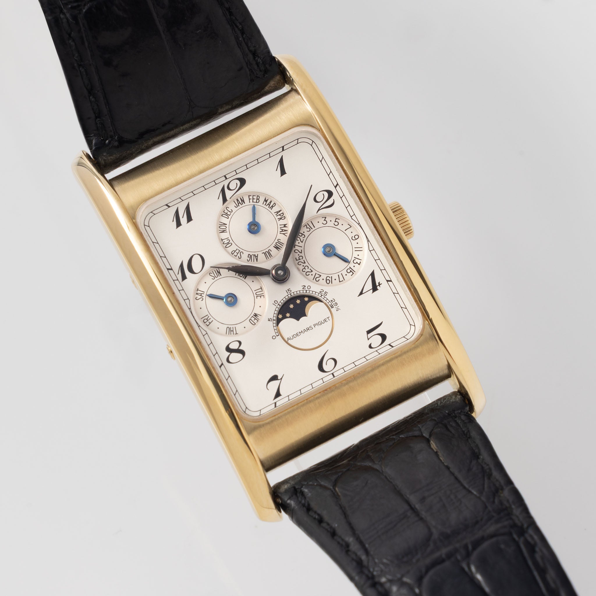 Audemars Piguet Quantième Perpetual Edward Piguet Cream Dial in 18k yellow gold ref. 25682BA