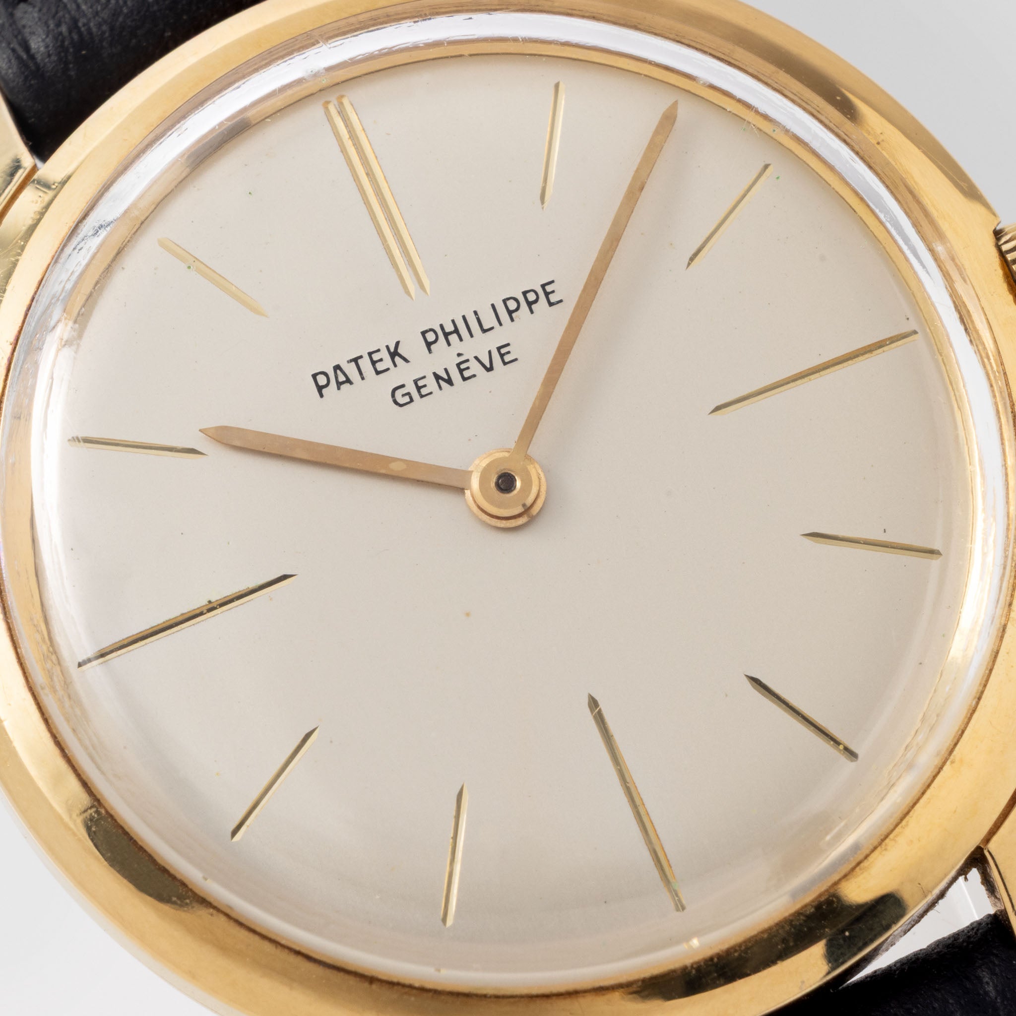Patek Philippe Calatrava 2593J in 18k yellow gold with Extract of the Archives