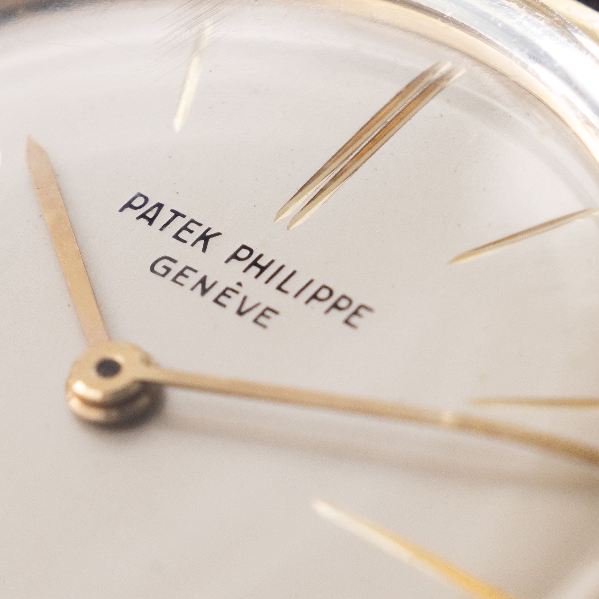 Patek Philippe Calatrava 2593J in 18k yellow gold with Extract of the Archives