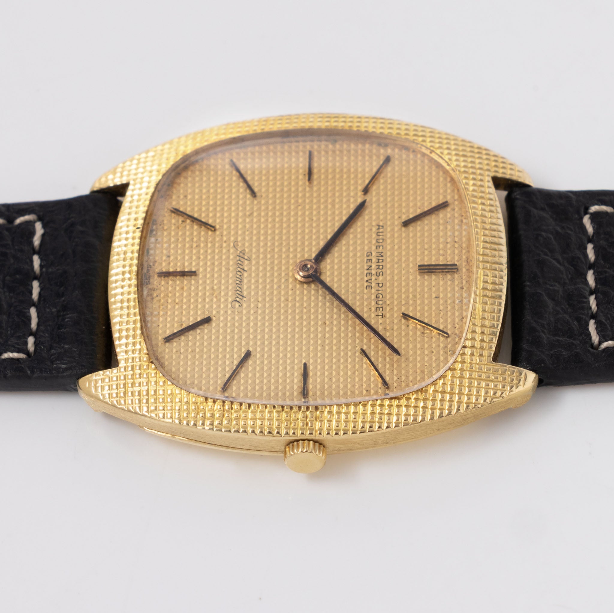 Audemars Piguet 18 k yellow gold Ultra thin dress watch Clous de Paris finish ref 5279