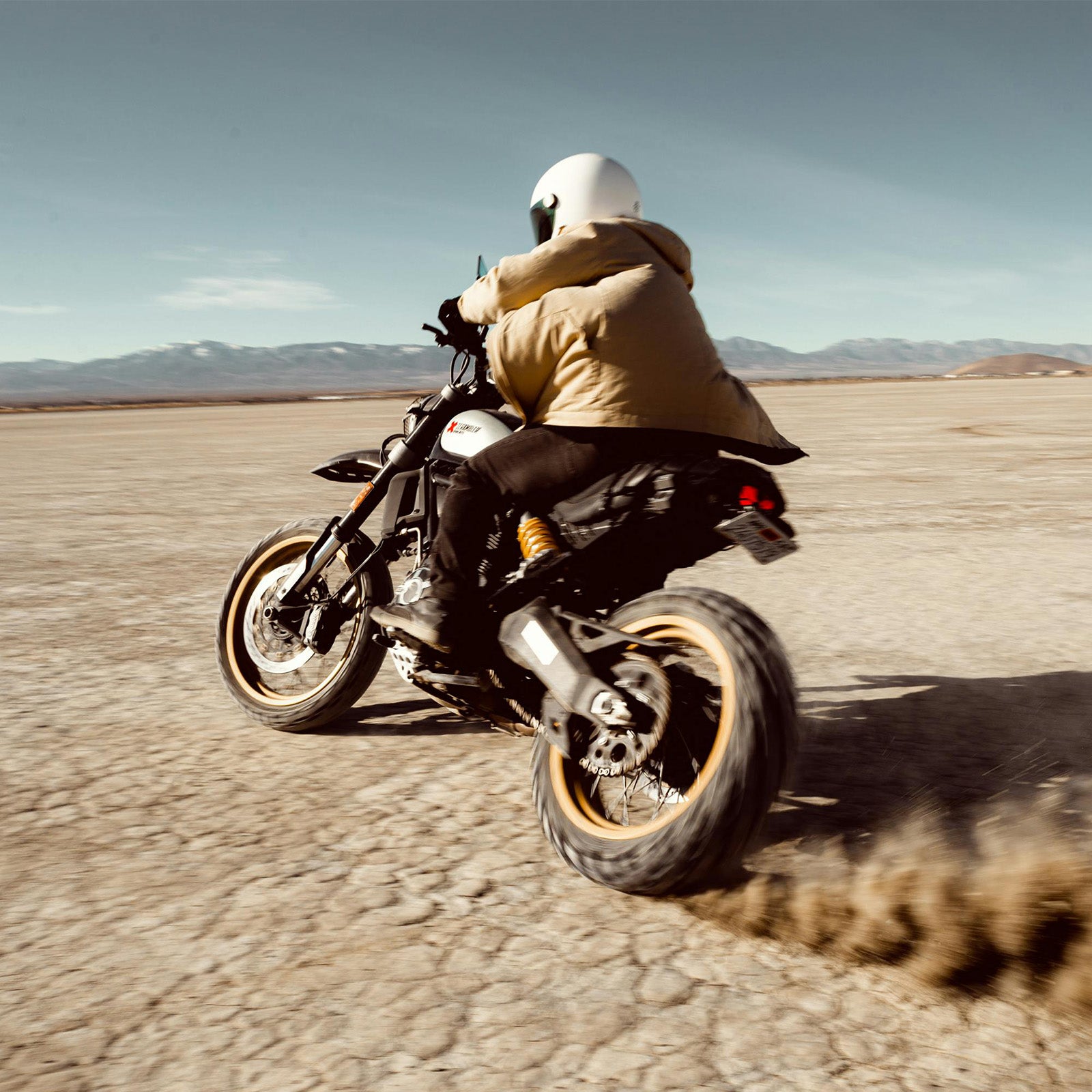 motocros_bike_drivng_through_joshua_tree