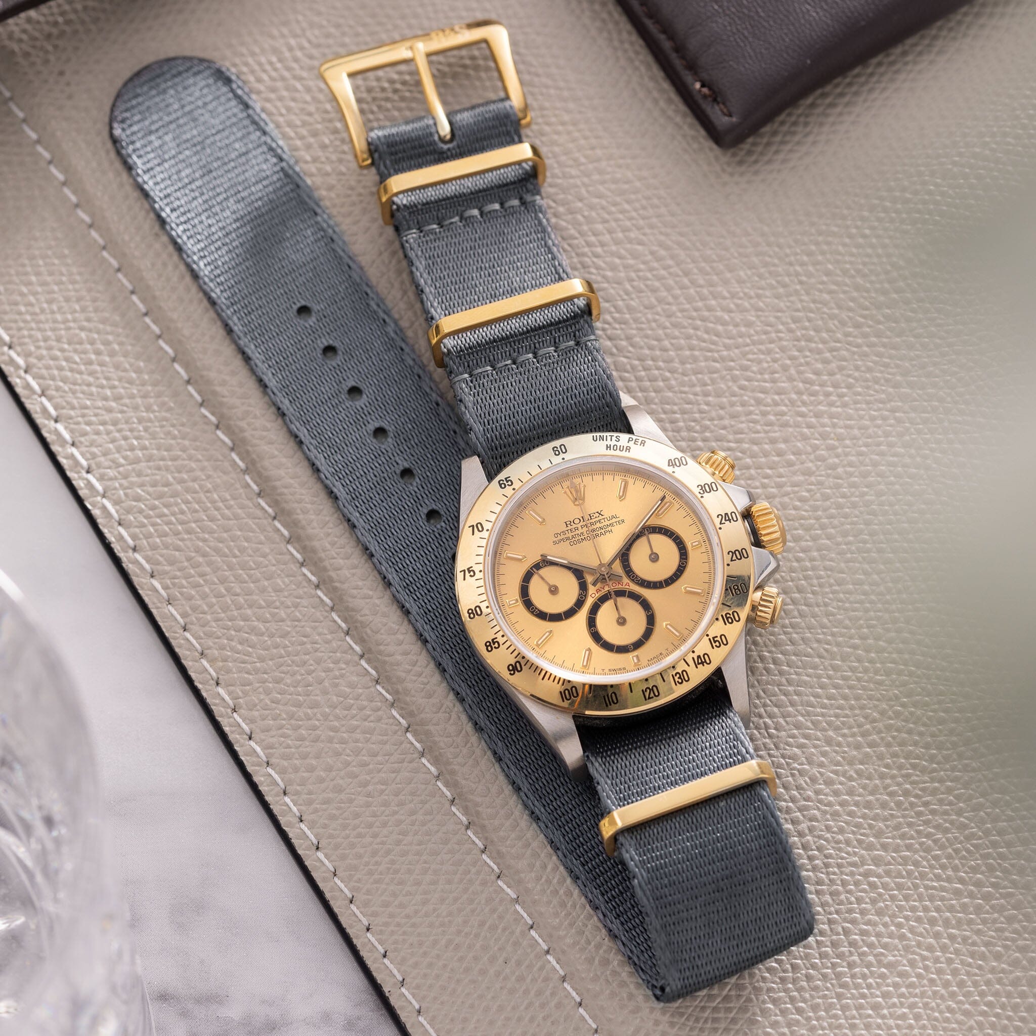 Deluxe Nylon Nato Horlogeband Diep Grijs - Goud
