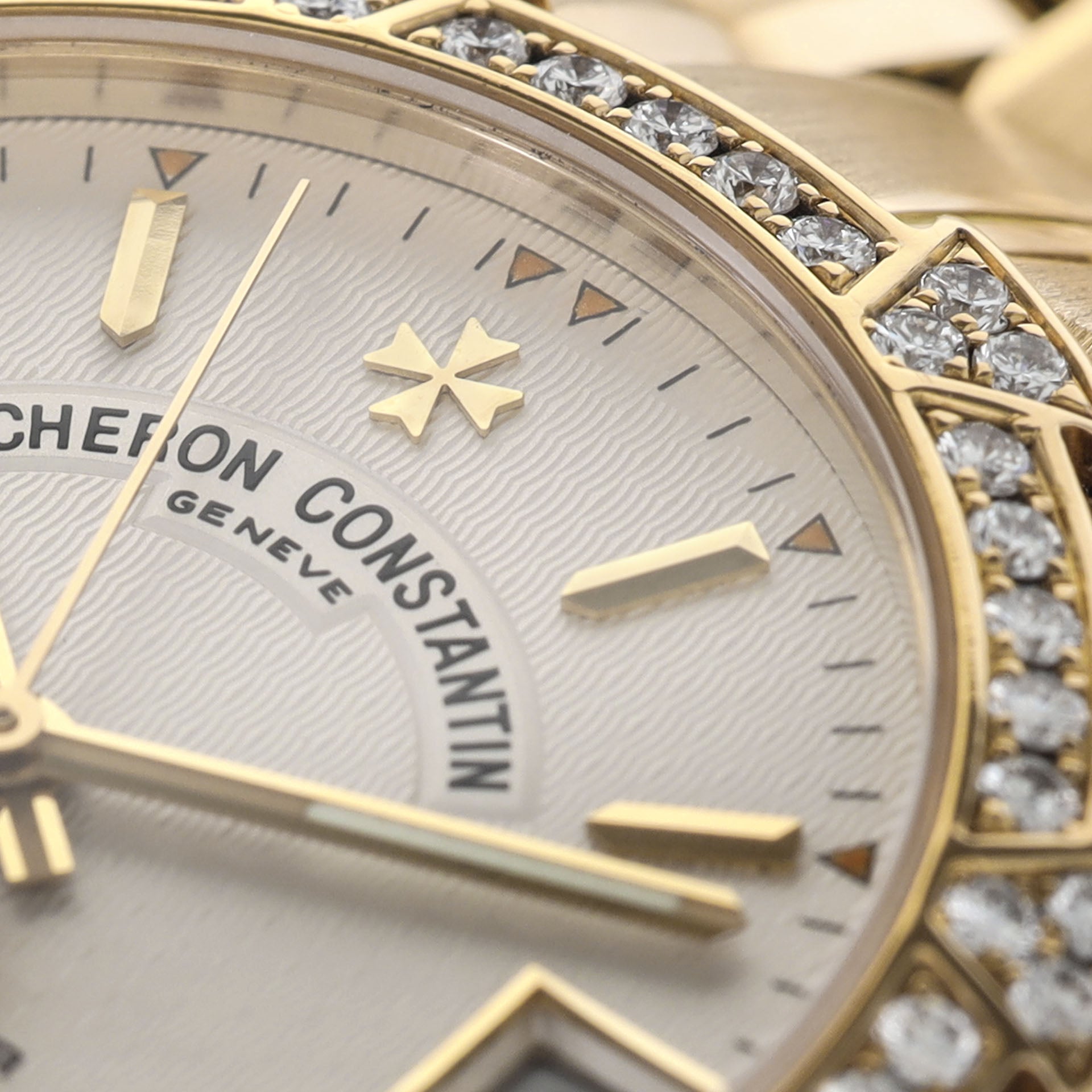 Vacheron Constantin Overseas 42050/423J Yellow Gold Diamond Bezel