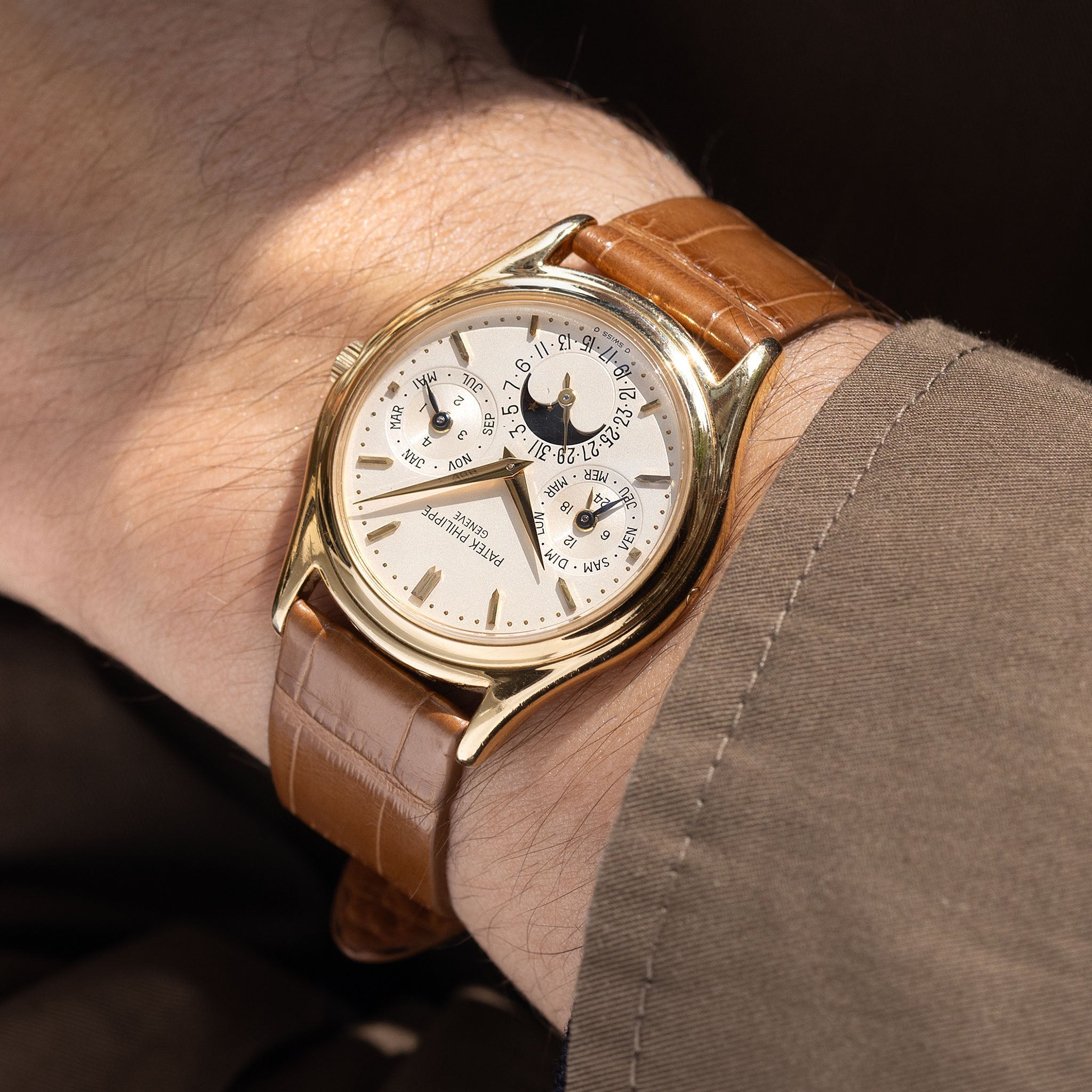 Patek Philippe Perpetual Calendar 3940J Early Second Series in 18k yellow gold with Extract of the Archives and Box
