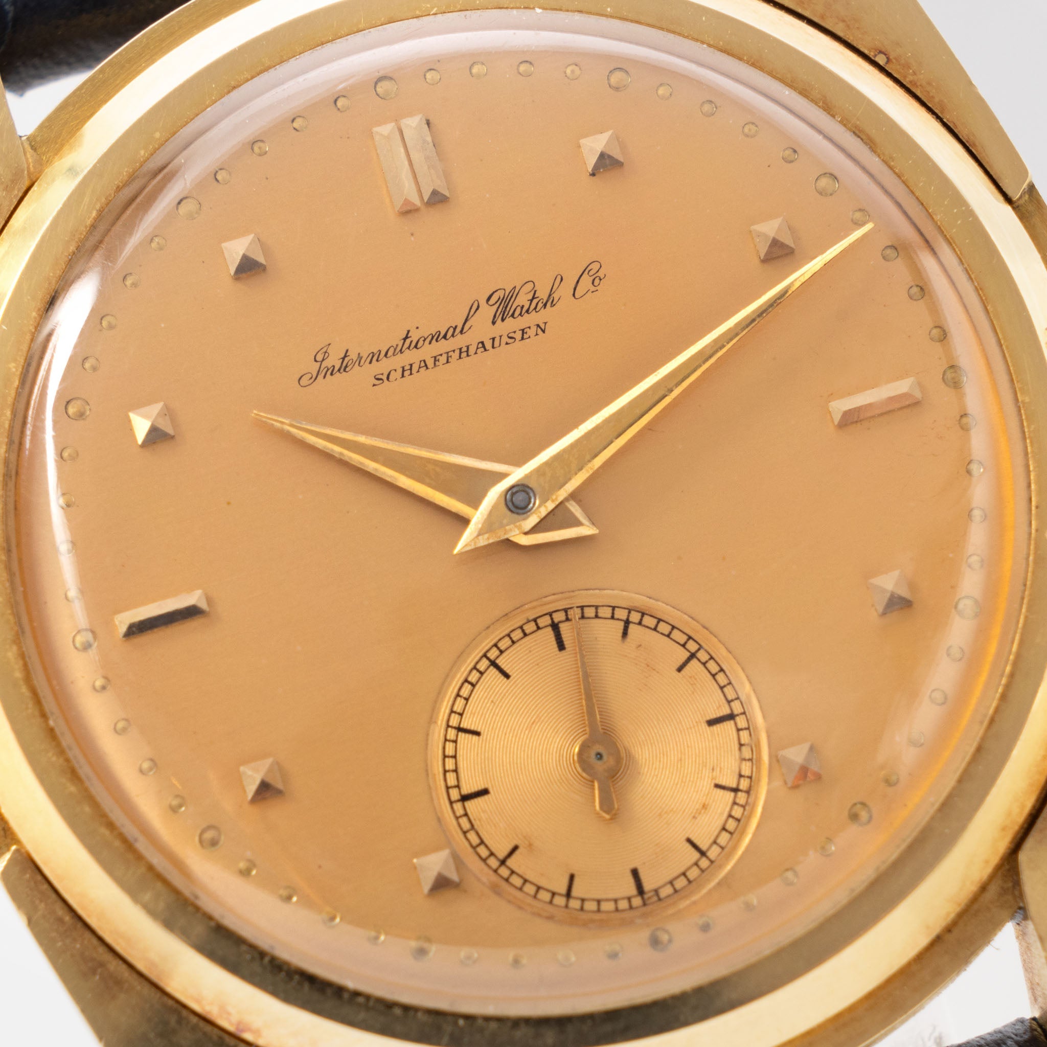 IWC Dresswatch in 18 k yellow gold "UFO " case with box and original guarantee paper 