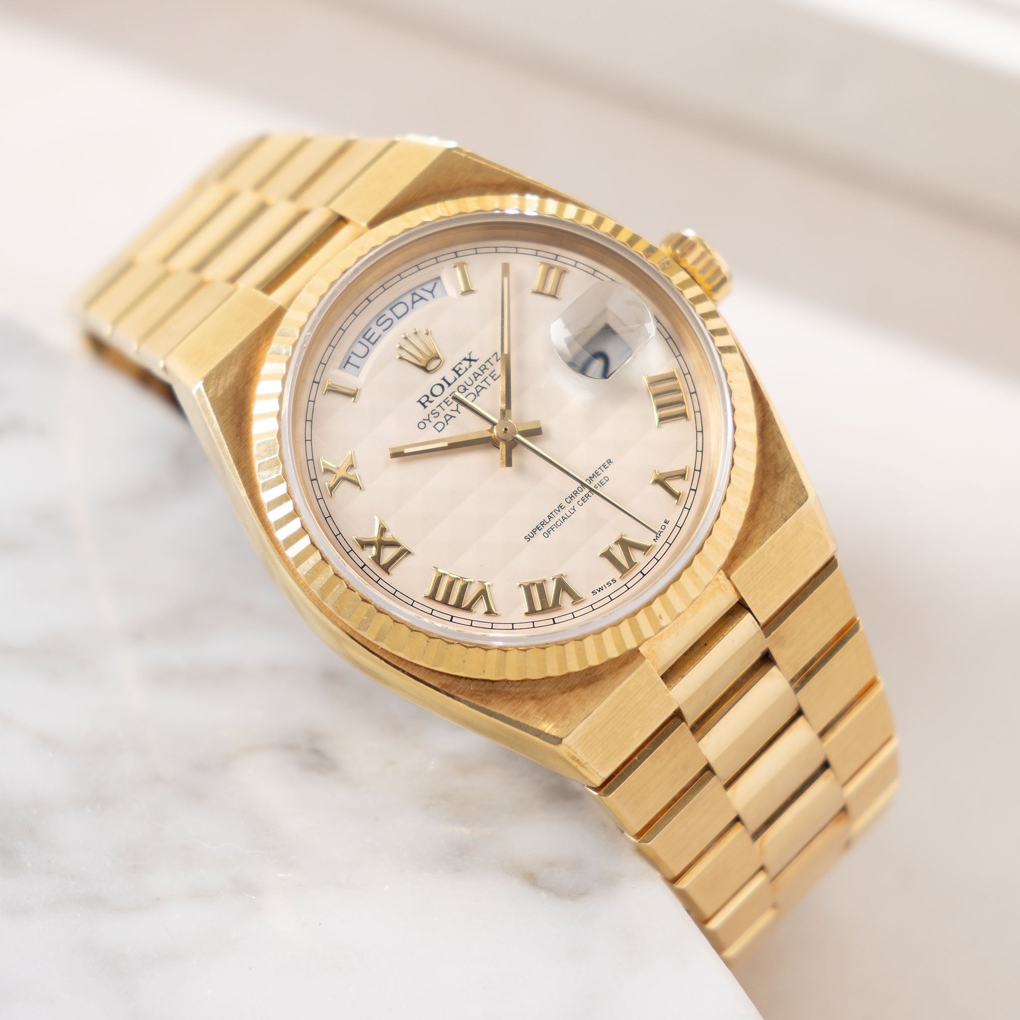 Rolex Day-Date Oysterquartz White "Pyramid Dial" in 18k Yellow Gold Ref. 19018 with Original Guarantee Papers and Accessories