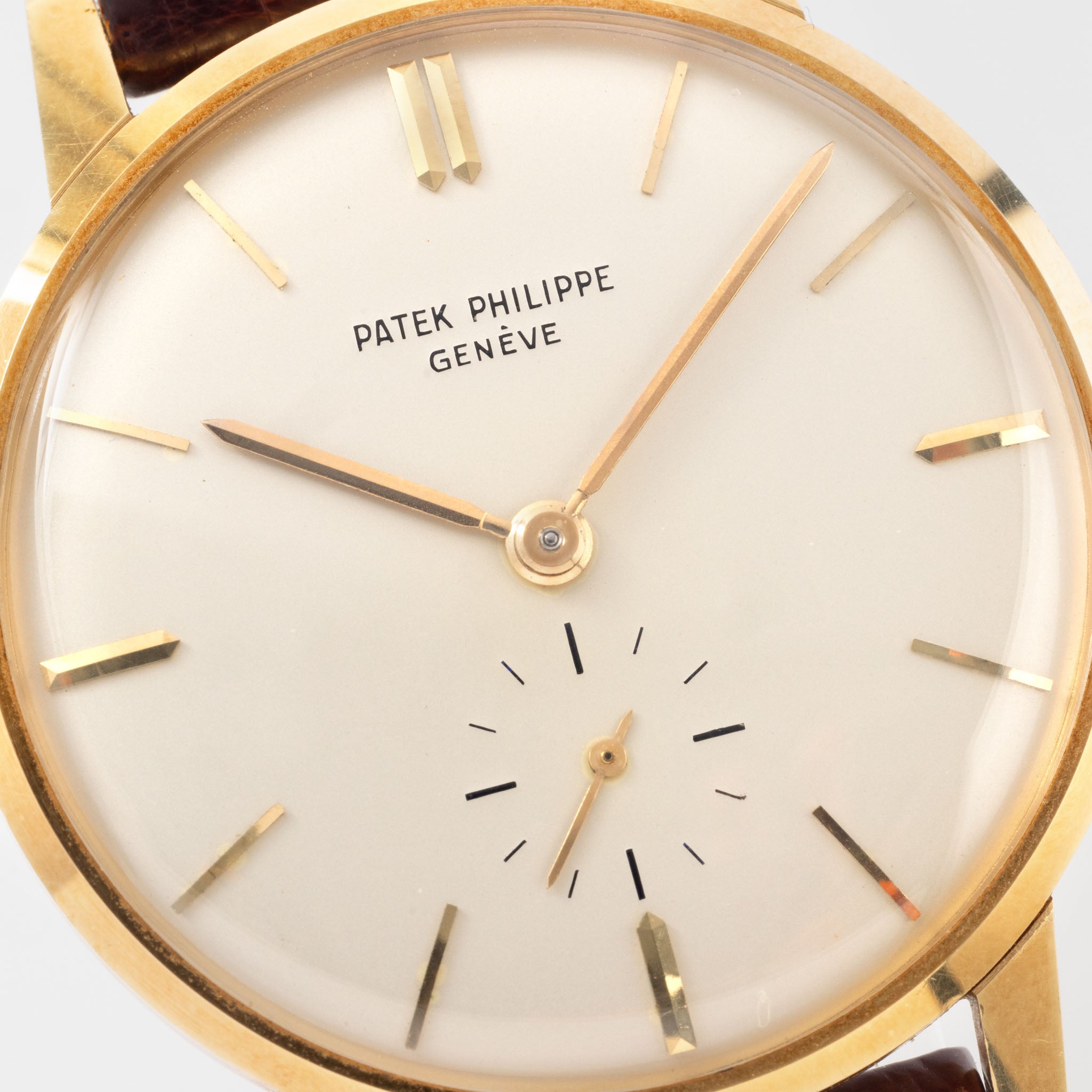 Patek Philippe Calatrava in 18 k yellow gold ref 2598 New old stock condition with box and original Paper