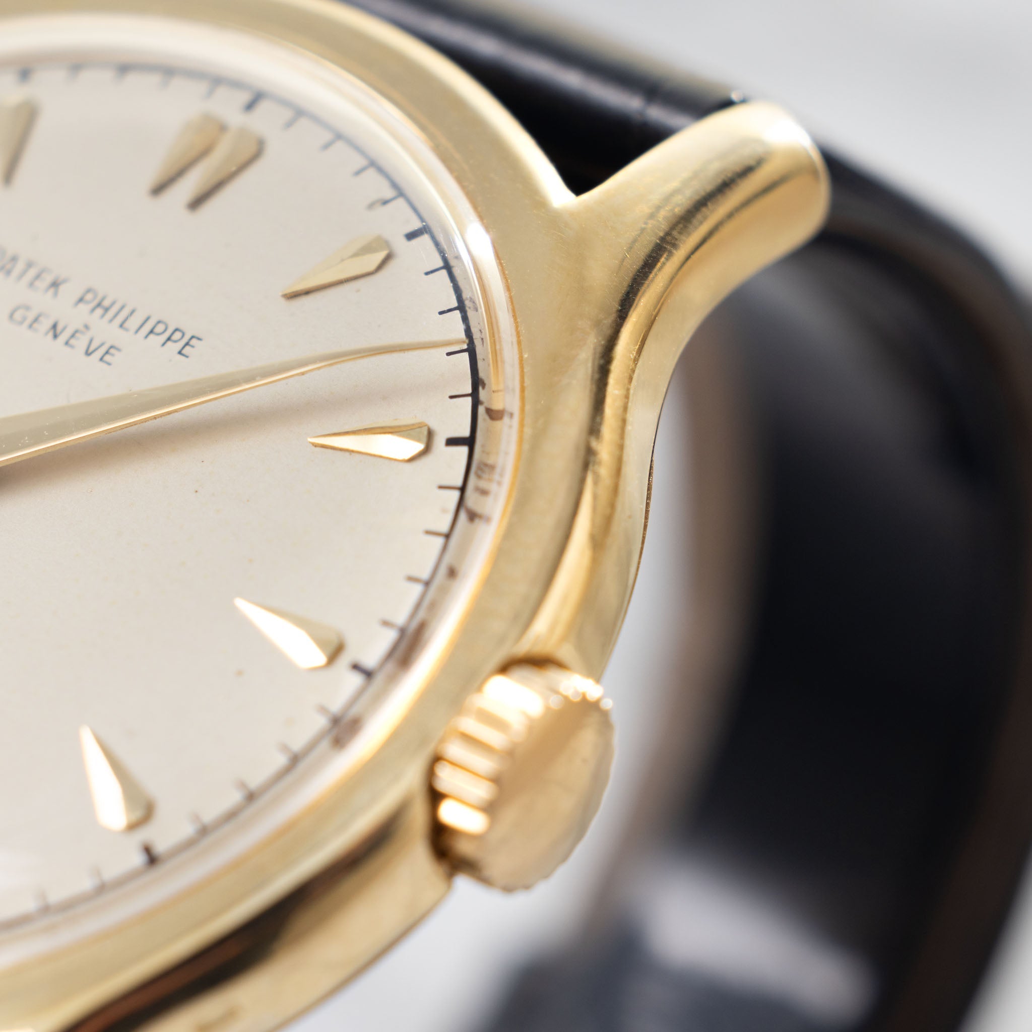 Patek Philippe Calatrava Silver Dial in 18k Yellow Gold Ref. 2450 with Extract of the Archives