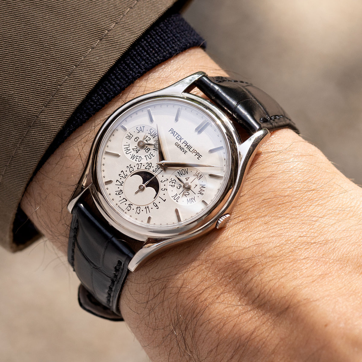 Patek Philippe 5140G perpetual calendar white gold, box and extract of archives, hands-on view of the applied hour markers and subdials