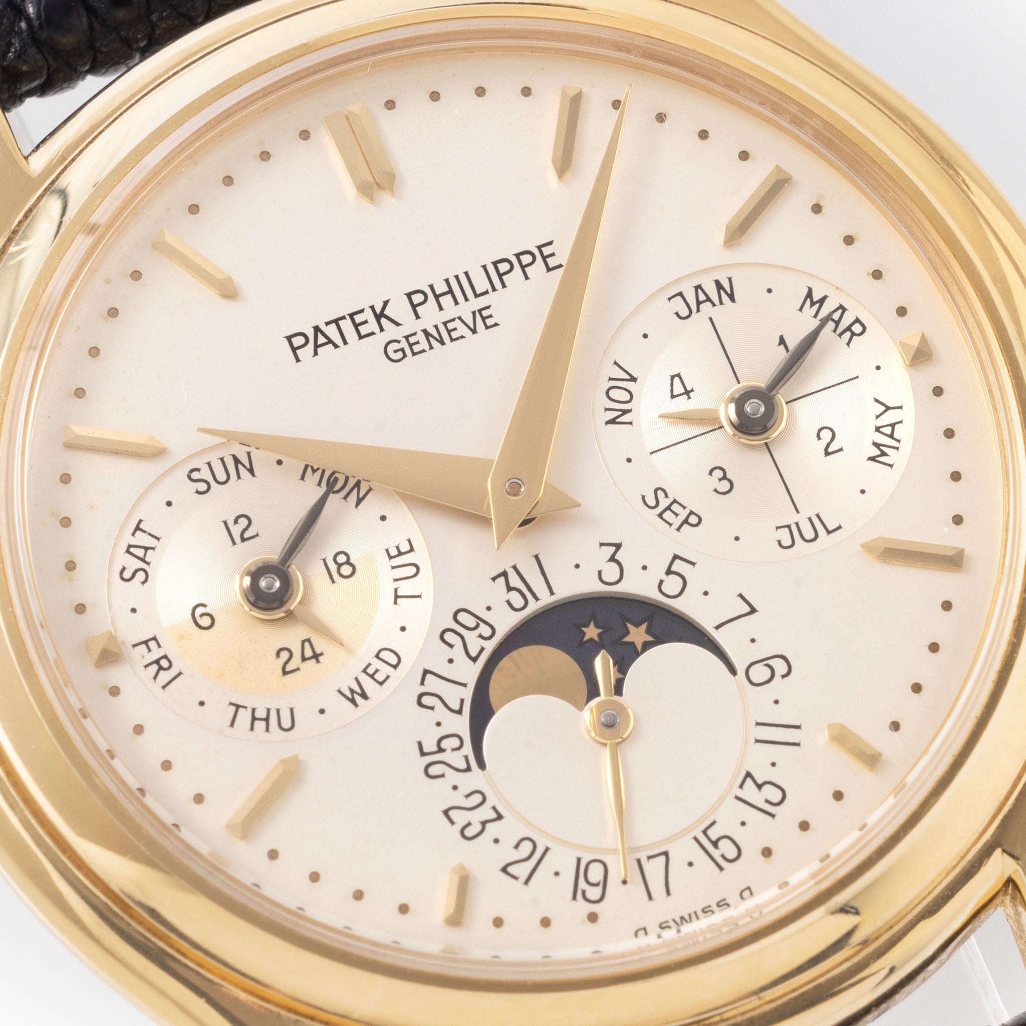Patek Philippe Perpetual Calendar 3940J 2nd series with Box, Extract of the Archives and Service Papers in 18k yellow gold