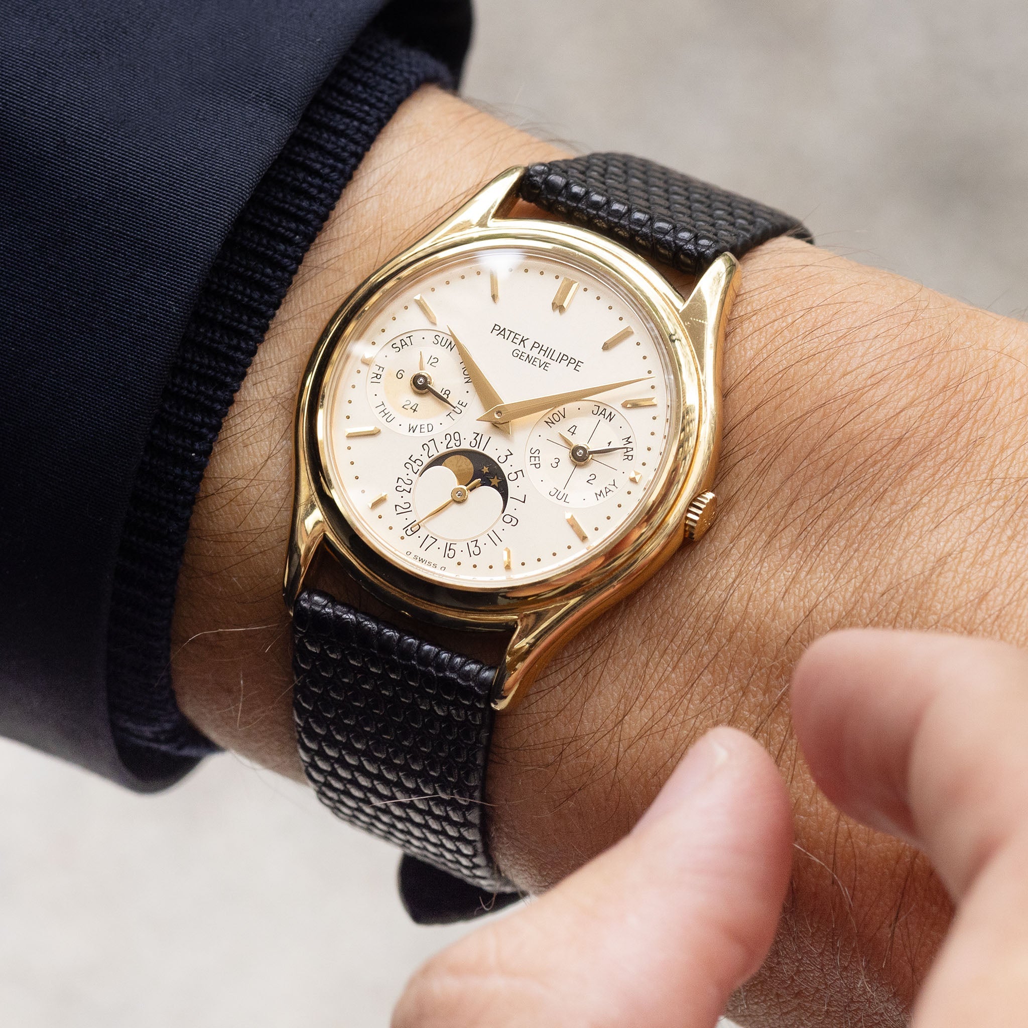 Patek Philippe Perpetual Calendar 3940J 2nd series with Box, Extract of the Archives and Service Papers in 18k yellow gold