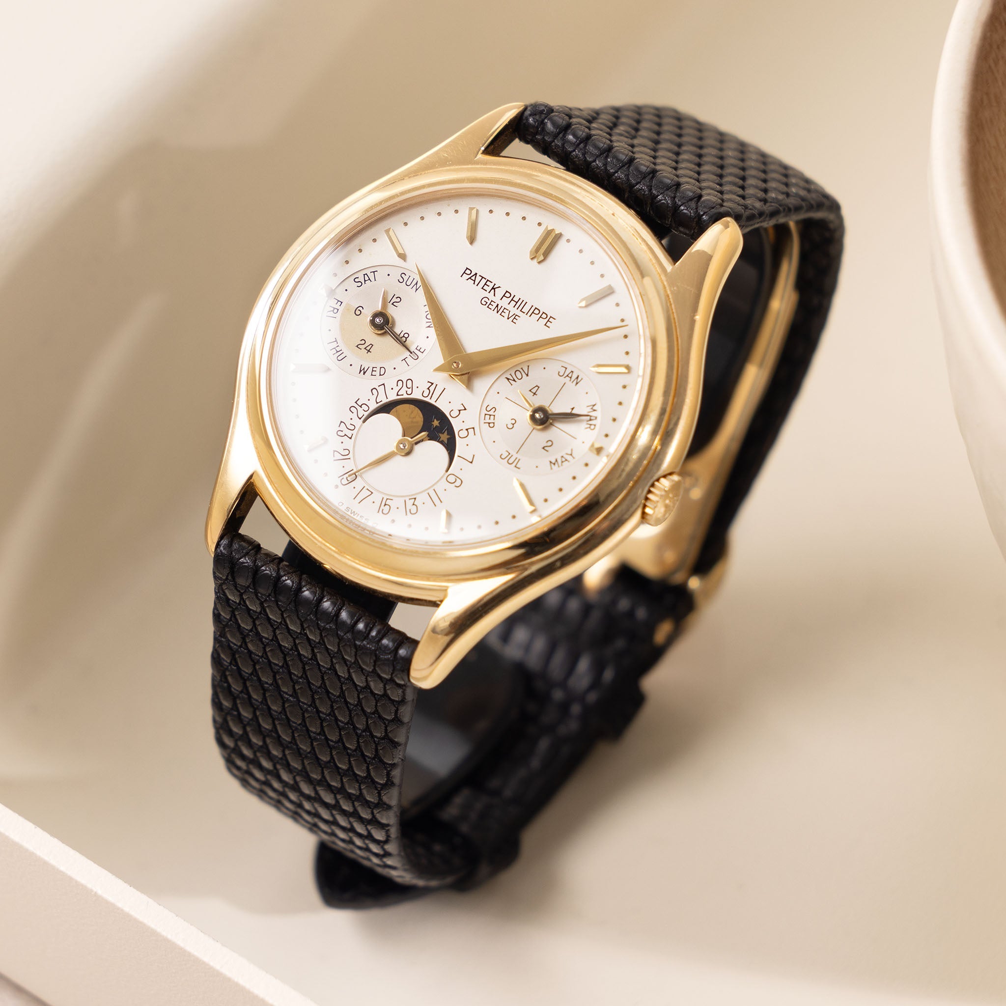 Patek Philippe Perpetual Calendar 3940J 2nd series with Box, Extract of the Archives and Service Papers in 18k yellow gold