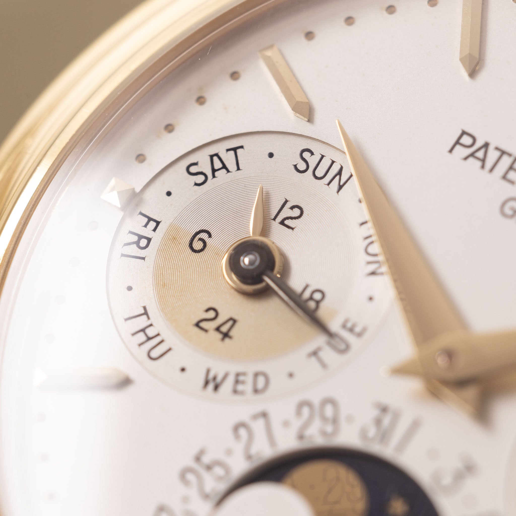 Patek Philippe Perpetual Calendar 3940J 2nd series with Box, Extract of the Archives and Service Papers in 18k yellow gold