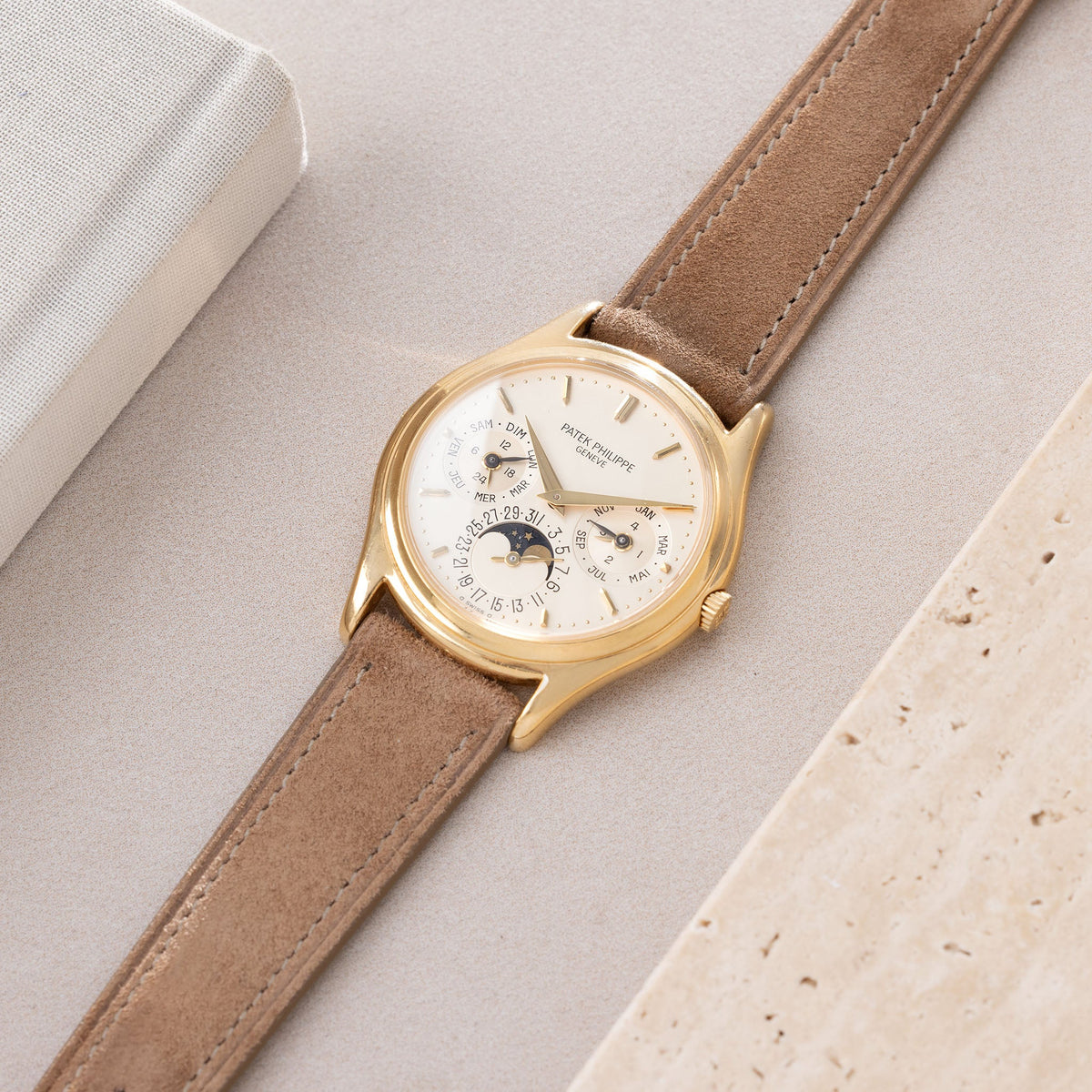 Patek Philippe Perpetual Calendar 3940J Early Second Series in 18k yellow gold with Box and Extract of the Archives