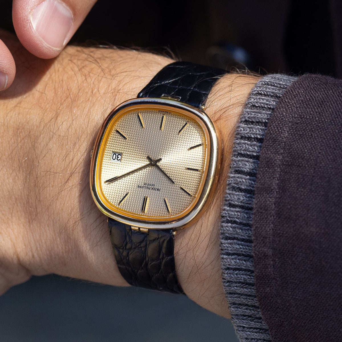 Patek Philippe Golden Ellipse Ref. 3604 TV Screen in 18k yellow Gold Champagne Clous de Paris Dial with Original Papers